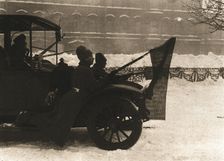 La Revolution Russe; Pendant les journees sanglantes: des automobiles remplies de soldats..., 1917. Creator: Unknown