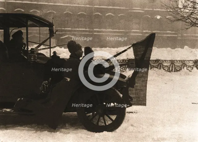 'La Revolution Russe; Pendant les journees sanglantes: des automobiles remplies de soldats..., 1917. Creator: Unknown.