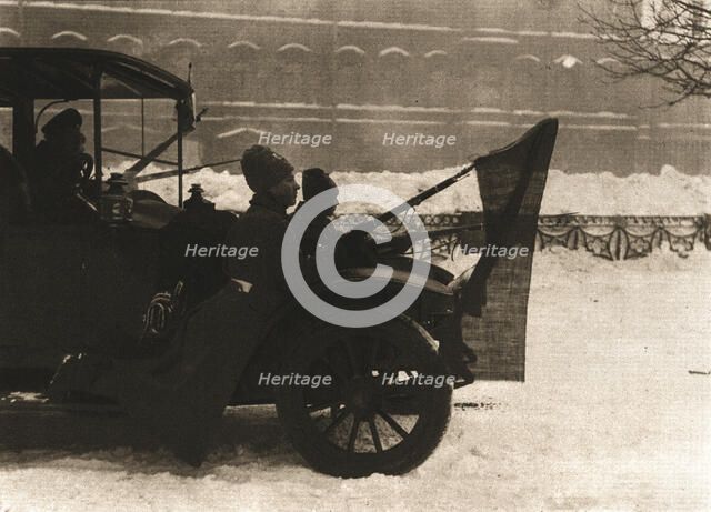 'La Revolution Russe; Pendant les journees sanglantes: des automobiles remplies de soldats..., 1917. Creator: Unknown.