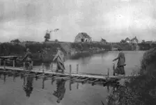 La Reine des Belges sur les lignes de L'Yser; La reine traversant l'Yser sur une passerelle 1916. Creator: Unknown