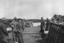 La Reine des Belges sur les lignes de L'Yser; Un soldat (a droite) joue un air de violon 1916. Creator: Unknown