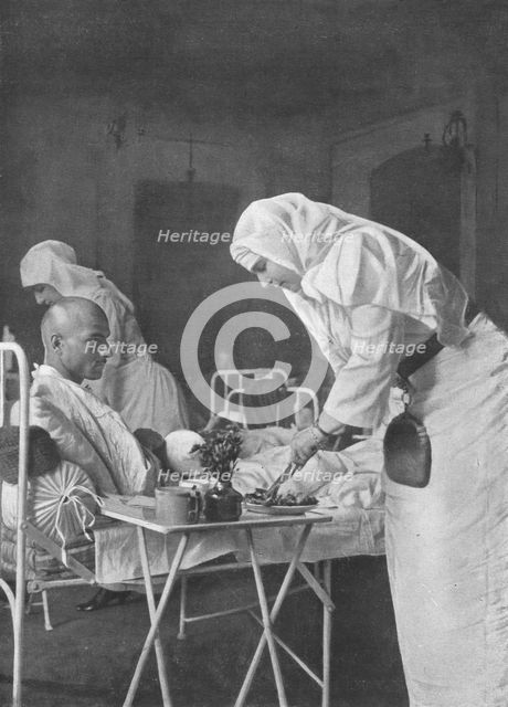 'La Reine Marie de Roumanie au chevet des blesses', 1916. Creator: Unknown.