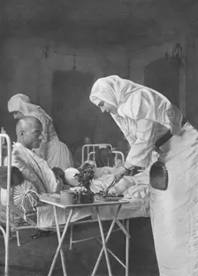 La Reine Marie de Roumanie au chevet des blesses 1916. Creator: Unknown