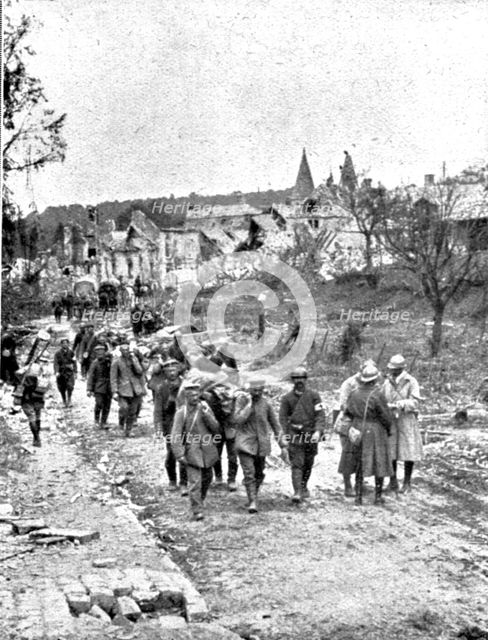 'La Replique de Foch: Au Sud-ouest de Soissons; prisonniers allemands conduits par des..., 1918. Creator: Unknown.