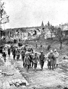 La Replique de Foch: Au Sud-ouest de Soissons; prisonniers allemands conduits par des..., 1918. Creator: Unknown