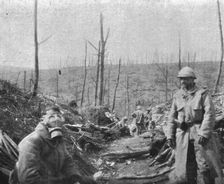 La reprise du bois de la Caillette; Un soldat essaie un masque allemand trouve sur le terrain 1916 Creator: Unknown