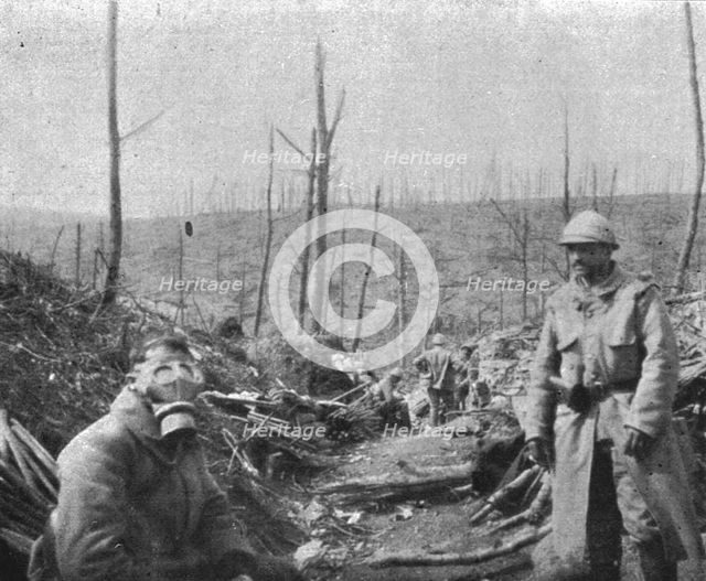 'La reprise du bois de la Caillette; Un soldat essaie un masque allemand trouve sur le terrain',1916 Creator: Unknown.