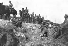 La resistance Serbe; Troupes serbes, ramenees de la frontiere bulgare, pour e'tre...1915 (1924). Creator: Unknown