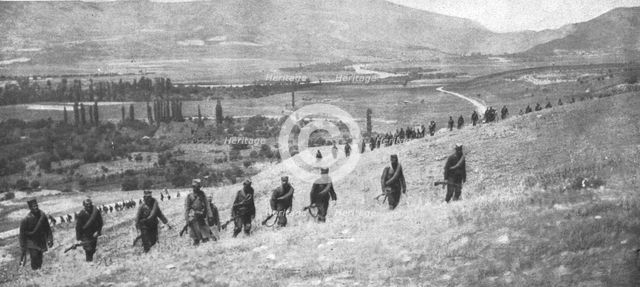 'La resistance Serbe; Lignes successives d'infanterie serbe en formation d'attaque', 1915 (1924). Creator: Unknown.