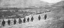 La resistance Serbe; Lignes successives d'infanterie serbe en formation d'attaque 1915 (1924). Creator: Unknown