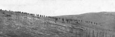 La resistance Serbe; Premiere ligne d'infanterie serbe avancant sous le feu 1915 (1924). Creator: Unknown