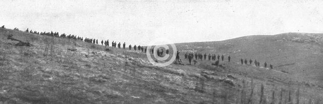 'La resistance Serbe; Premiere ligne d'infanterie serbe avancant sous le feu', 1915 (1924). Creator: Unknown.