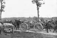 La rupture de Chemin des Dames; La cavalerie et l'artillerie de la 10e armee montant aux..., 1918. Creator: Unknown