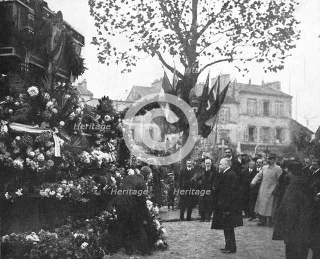 'La Toussaint a Paris; la Toussaint dans les cimetieres parisiens: le President de la..., 1916. Creator: Unknown.