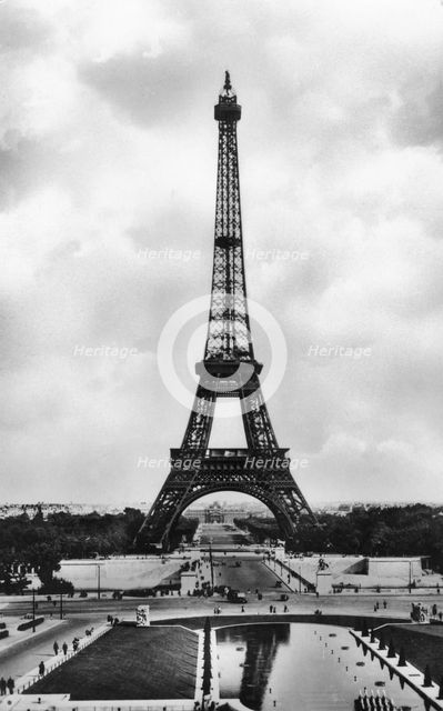 La Tour Eiffel et Bassins de Chaillot, Paris, 20th Century.Artist: Veritable