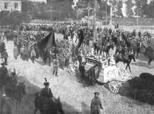 'La terreur Rouge; Pompes boicheviques; funerailles du terroriste Ouritzky a Petrograd..., 1918. Creator: Unknown