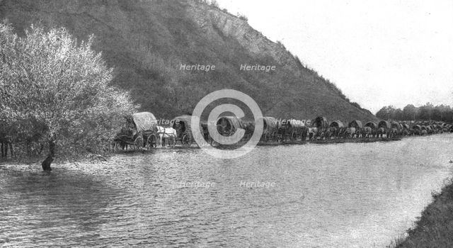 'La tragique retraite Serbe; Convoi serbe se repliant au Nord-Est de Kragouyevats..., 1915 (1924). Creator: Unknown.