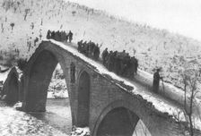 La tragique retraite Serbe; A pied,aussi, l'etat-major general serbe, tranversant..., 1915 (1924). Creator: Unknown