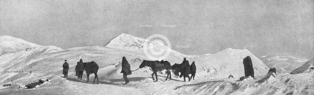 'La tragique retraite Serbe; Au sommet du colde Tchakor, avant la descente sur..., 1915 (1924). Creator: Samson Tchernoff.