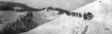La tragique retraite Serbe; La traversee des montagnes d'Albanie: le passage de..., 1915 (1924). Creator: Unknown