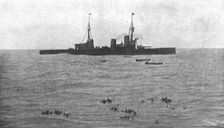 La Victoire Britannique des Iles Falkland; L "Inflexible", recueille les survivants 1914. Creator: Unknown