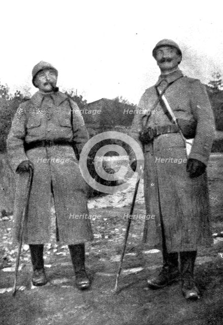 'La victoire de Douaumont; le lieutenant-colonel Regnier ( a droite ), commandant le..., 1916. Creator: Unknown.
