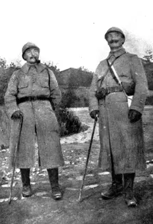 La victoire de Douaumont; le lieutenant-colonel Regnier ( a droite ), commandant le..., 1916. Creator: Unknown