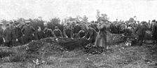 La victoire de l'avion;Les depouilles du vaincu: des soldats roulent comme un immense tapis, l'amas Creator: Unknown