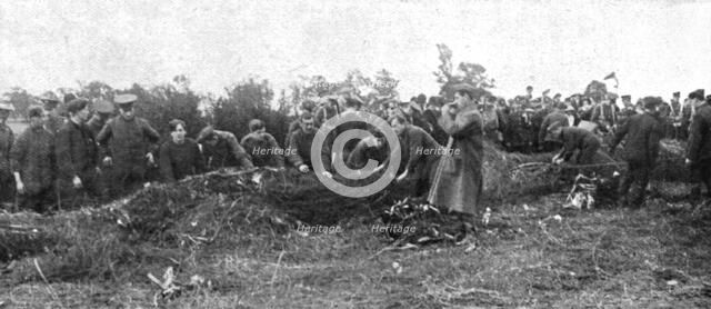'La victoire de l'avion;Les depouilles du vaincu: des soldats roulent comme un immense tapis, l'amas Creator: Unknown.