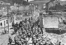 'La victorieuse offensive Russe; Enree de nos allies dans Boutchatch, en Galicie 1916. Creator: Unknown