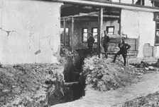 La victorieuse offensive Russe; Une tranchee autrichienne dans une maison en ruines a..., 1916. Creator: Unknown