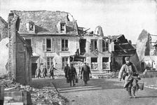 'La vie en Campagne; A la faveur d'une accalmie, la soupe est portee dans les tranchees 1914. Creator: Unknown