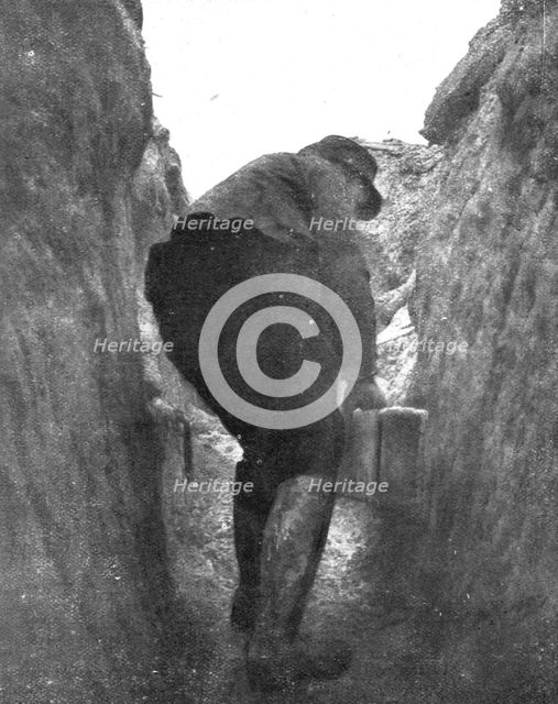 ''La vie en Campagne; Dans lla tranchee, l'observateur se sert du periscope', 1914. Creator: Unknown.
