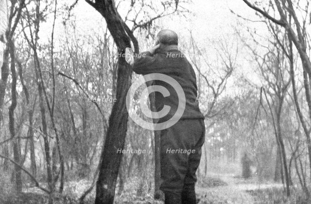 ''La vie en Campagne; Un colonel, la tunique bas, fait sa barbe', 1914. Creator: Unknown.