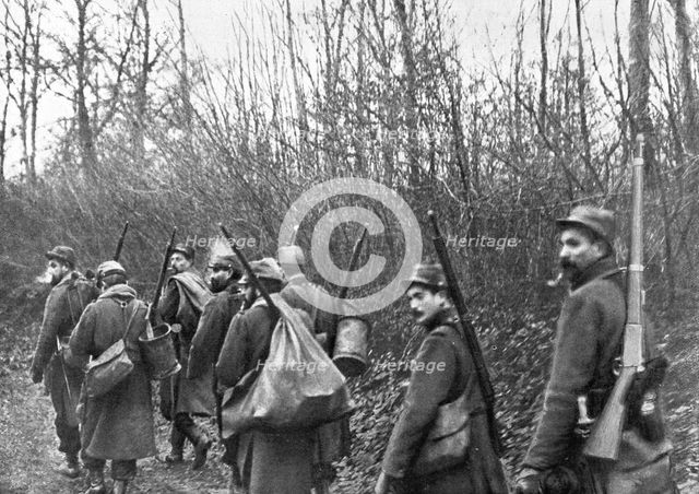 'La vie en Campagne; Une section, qui vient d'etre relevee, quitte les premieres lignes', 1914. Creator: Unknown.