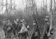 La vie en Campagne; Une section, qui vient d'etre relevee, quitte les premieres lignes 1914. Creator: Unknown