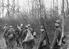 La vie en Campagne; Une section, qui vient d'etre relevee, quitte les premieres lignes 1914. Creator: Unknown