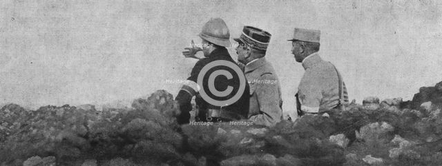 'La visite du President de la Republique au front de Verdun; le general Mangin donne des..., 1916. Creator: Unknown.