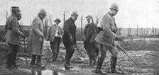 'La visite du President de la Republique au front de Verdun.--Rencontre de blesses pres de Souville Creator: Unknown
