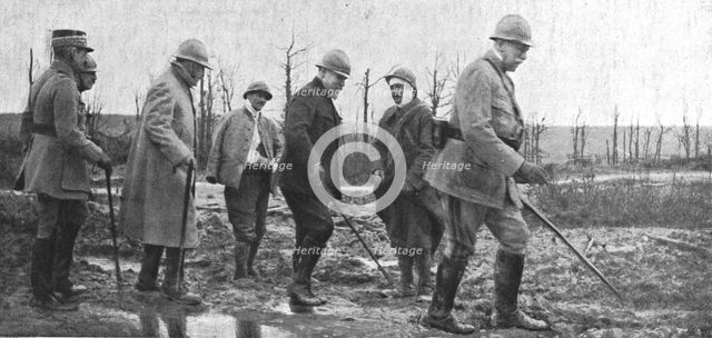 ''La visite du President de la Republique au front de Verdun.--Rencontre de blesses pres de Souville Creator: Unknown.