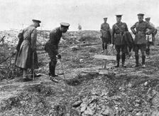 La visite du roi d'Angleterre a ses armees et au front Belge 1916. Creator: Unknown