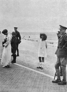 La visite du roi d'Angleterre a ses armees et au front Belge; La reine Elizabeth 1916. Creator: Unknown