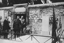 La Visite de Pershing a La Fayette; Le general, devant la tombe de La Fayette: a sa droite..., 1917 Creator: Unknown