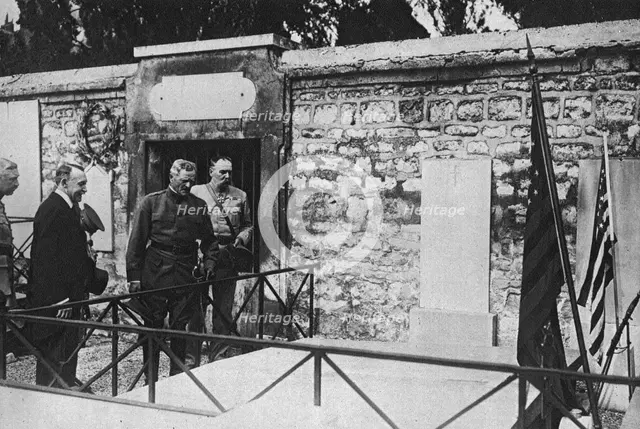 'La Visite de Pershing a La Fayette; Le general, devant la tombe de La Fayette: a sa droite..., 1917 Creator: Unknown.