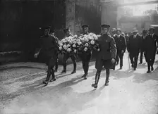 La Visite de Pershing a La Fayette; Soldats americains portant la couronne que le general..., 1917. Creator: Unknown