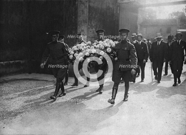 'La Visite de Pershing a La Fayette; Soldats americains portant la couronne que le general..., 1917. Creator: Unknown.