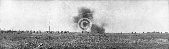 'L'Attaque Britannique du 25 septembre 1916; De gros projectiles ennemis eclatent sur le centre d'un Creator: Unknown.