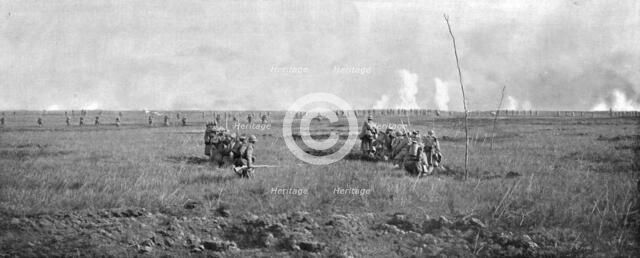 'L'Attaque du 5 mai 1917 sur le Chemin des Dames; Progression sous le feu, en ligne..., 1917. Creator: Unknown.