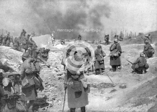 'L'Attaque du Mont-Pertois; Un bataillon abordant, le 30 avril 1917, la ligne de cretes..., 1917. Creator: Unknown.