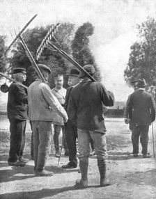 L'attente confiante du pays; M. Clemenceau au milieu des cultivateurs d'un village du front 1918. Creator: Unknown